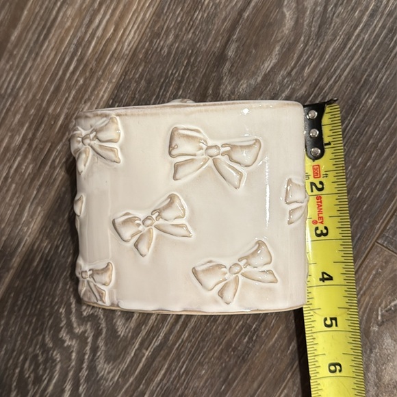 Cream Bow-Embossed Ceramic Brush Holder - Picture 5 of 5
